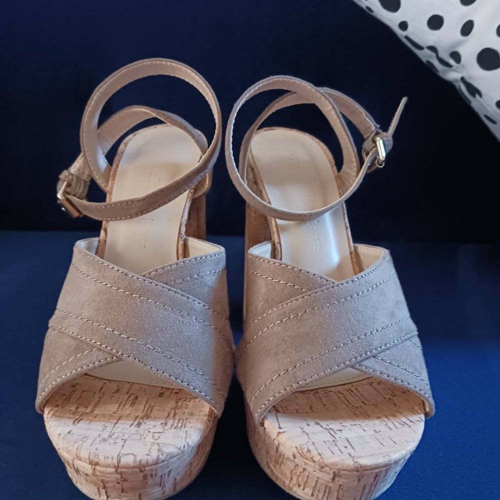 Platform Sandals - Picture 3 of 4